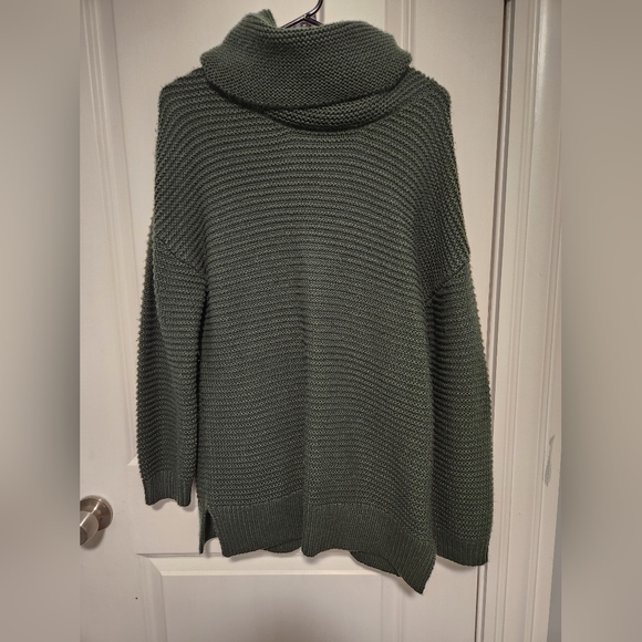 Green large sweater with turtleneck - Picture 1 of 2